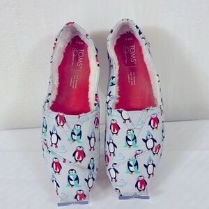 Tom's Christmas Penguin Fleece Interior Women's Size 8.5 Cozy Shoes or Slippers